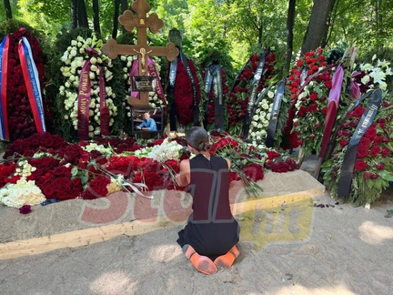 Молодая жена Романа Старовойта Полина Корнеева поспешила покинуть кладбище, когда пришли его бывшая жена и дочери