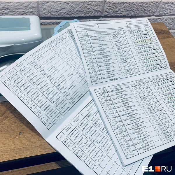 Мастер ведет записи по обработке инструментов | Источник: Валерия Чёрная / Е1.RU