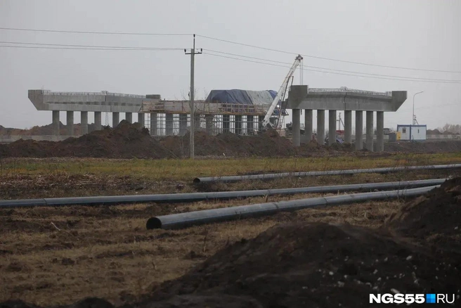 На перекрестке с трассой Омск&nbsp;— Красноярка уже видны очертания двухуровневой развязки | Источник: Евгений Софийчук / NGS55.RU 