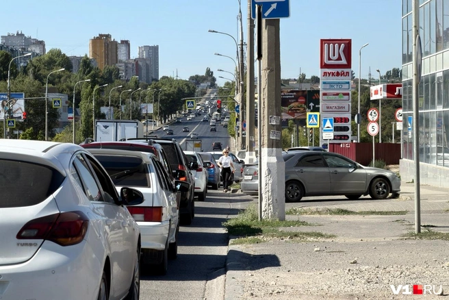 Вереницы машин буквально занимают одну из полос, усложняя дорожное движение | Источник: Алексей Волхонский / V1.RU