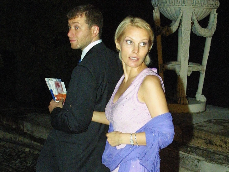 Роман Абрамович и его жена Ирина Маландина идут на благотворительный концерт Элтона Джона в Екатерининском дворце в Санкт-Петербурге, 20 июля 2001