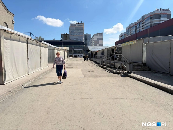 Внутри рынка довольно пусто и много не работающих точек | Источник: Настасья Медведева / NGS.RU