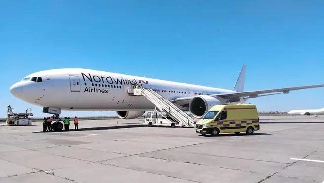 К самолету сразу прибыли медики | Источник: aktobe_airport / instagram.com (сеть запрещена на территории РФ)