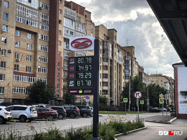 Стоимость бензина на АЗС «Нефтихим» на Разгуляе | Источник: Василина Любимова / 59.RU