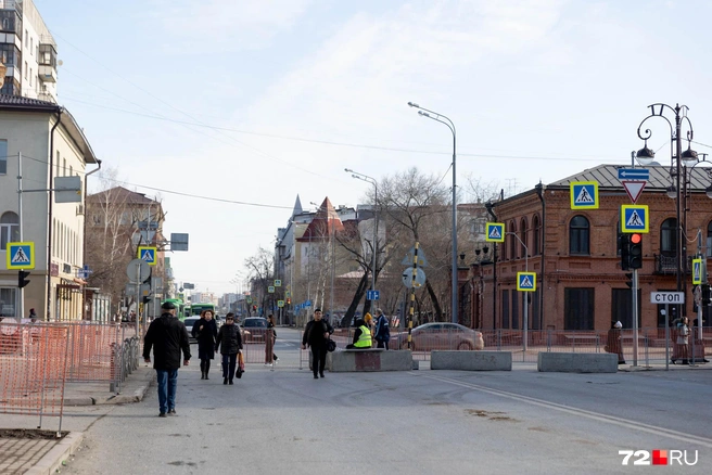 Путешествуем по закрытому участку. Улица Челюскинцев перекрыта  | Источник: Ирина Шарова / 72.RU 
