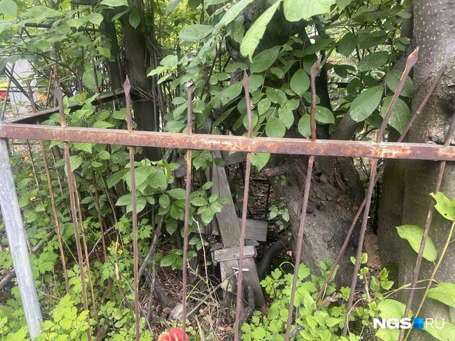 Самодельные кресты встречаются здесь часто. Имена покойных на них прочитать уже невозможно | Источник: Анна Скок / NGS.ru