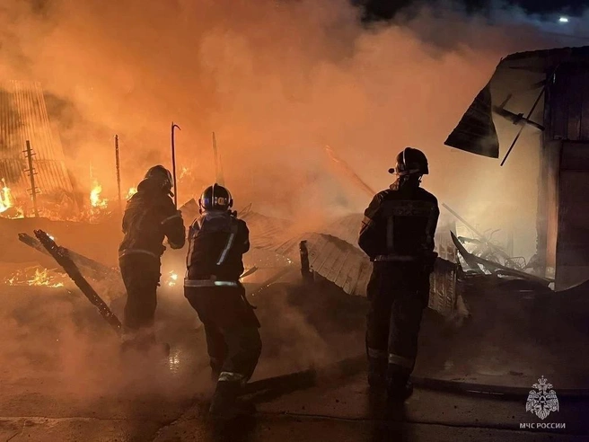 Пожар ликвидировали 30 сотрудников МЧС | Источник: МЧС Челябинской области