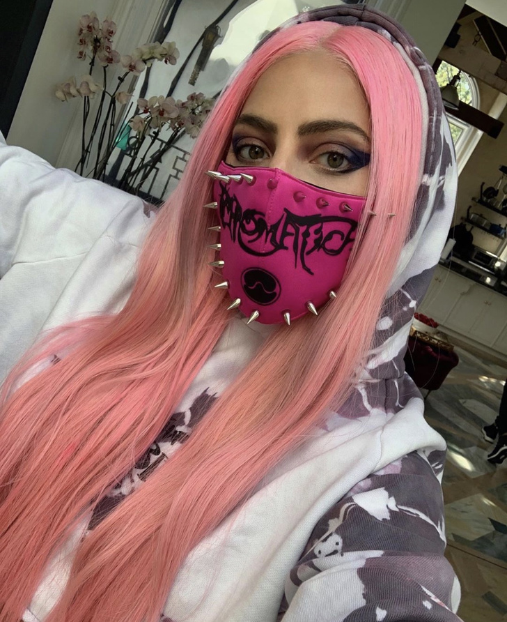 Леди Гага в неоновой маске с агрессивными шипами развозит новый альбом