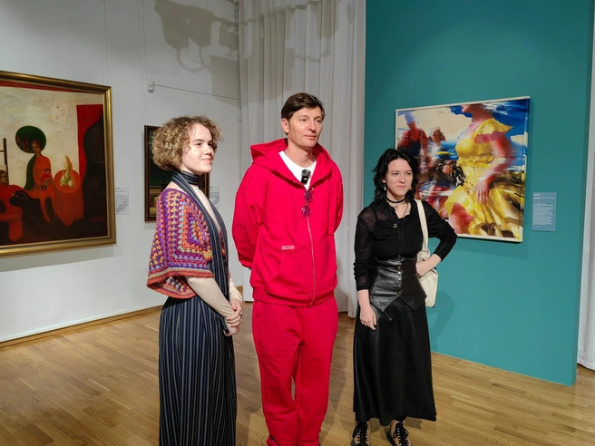 Артиста удивила богатая коллекция музея | Источник: Новосибирский художественный музей — НГХМ / vk.com