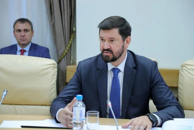 В 2017 году Максим Папушенко оказался вторым по доходам министром в Ростовской области. Тогда он заработал почти 3,1 миллиона рублей | Источник: Donland.ru