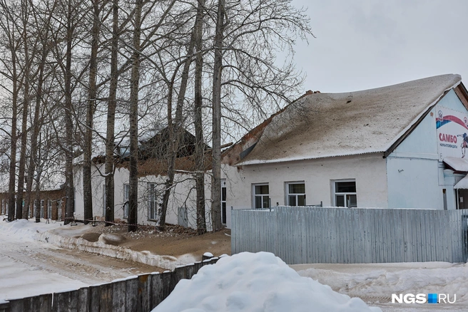 Сзади видны следы разрушений и пыль | Источник: Александр Ощепков / NGS.RU