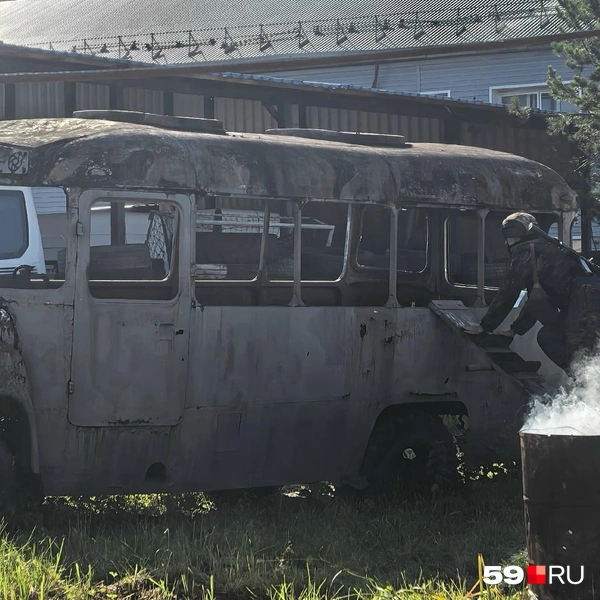 Нужно на скорость пробраться и выбраться из служебного авто | Источник: Вероника Свизева / 59.RU
