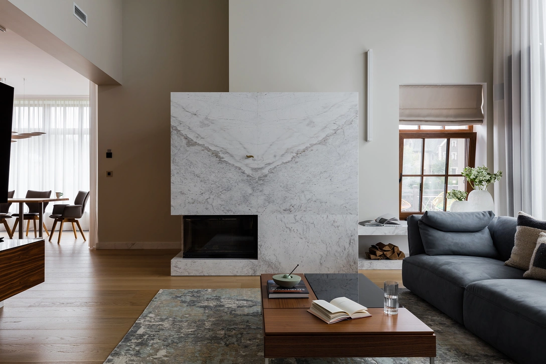 Гостиная. Диван, Natuzzzi. Журнальный столик, BoConcept. Подвесная тумба под ТВ выполнена на заказ, Vostra Design. Ковер, Art de Vivre. Декор, «Предметы». Текстиль, Acute Studio. Свет, Gallott & Radice. «Центрсвет». Паркет Esta, «Питер Паркет». Управление освещением, шторами, домашний кинотеатр, все — Atmosferoom. | Источник: Анна Чернышова, Екатерина Титенко