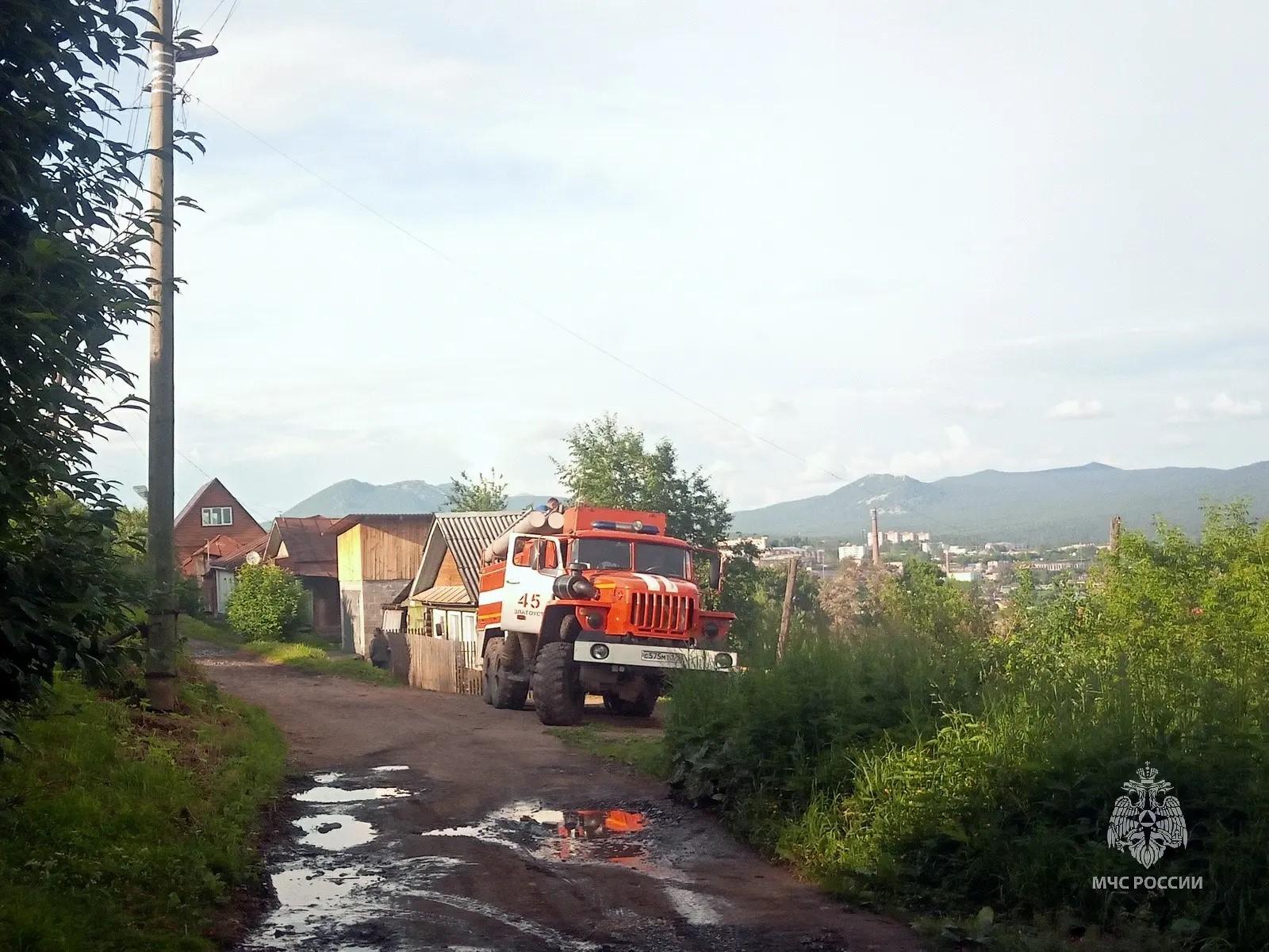 Крыша частного дома рухнула в Челябинской области, под завалами оказались три человека