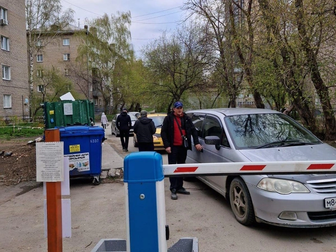 Жители дома на Народной против шлагбаума в принципе | Источник: читатели НГС