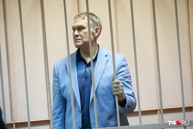 Несколько дней он провел в изоляторе, а затем был взят под домашний арест  | Источник: Михаил Шилкин