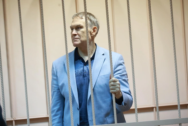 Когда судья огласила решение, Александр Махонин не смог сдержать эмоций | Источник: Михаил Шилкин