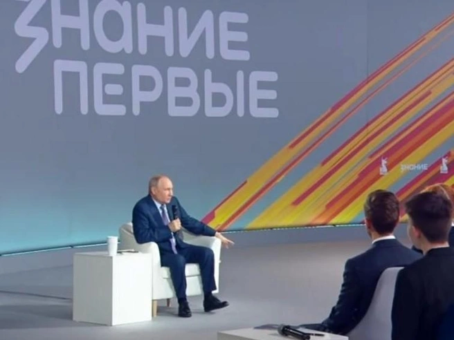 Глава государства посетил марафон в Музее Победы | Источник: Кремль. Новости / «Телеграм»