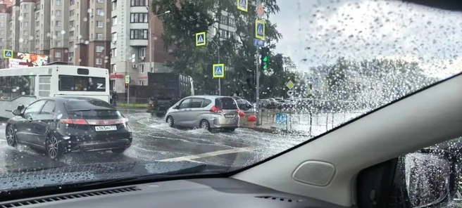Все из-за огромной лужи на пешеходном переходе | Источник: читатель 72.RU