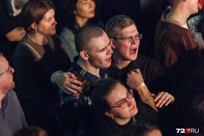 На песне «Обнимай» артист попросил зрителей обнять стоящих рядом людей, даже если они встретились сегодня здесь впервые. Многие последовали этому предложению | Источник: Ирина Шарова / 72.RU