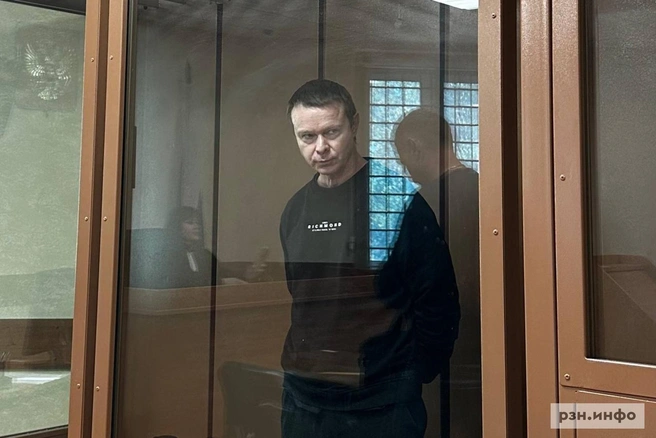 Кадры с Михаилом Комаровым из зала суда | Источник: РЗН. info