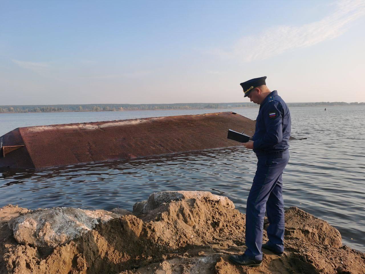 Видно только днище: в Татарстане утонул плавкран