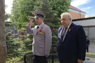 Памятное возложение цветов у УМВД Калининграда
