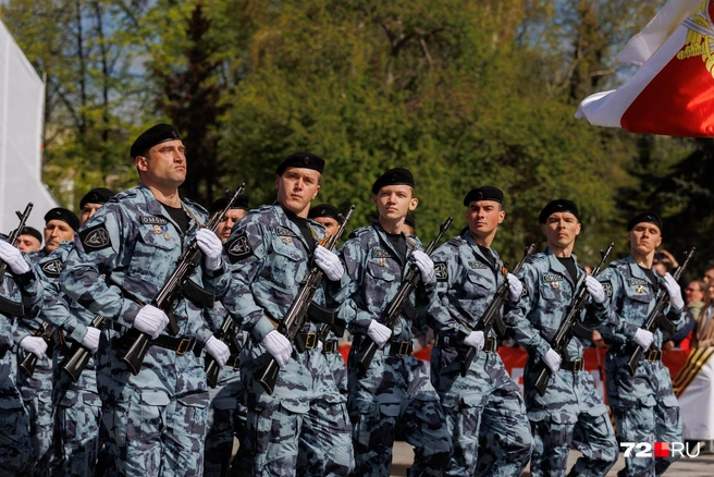 Сотрудник ОМОН были с оружием в руках и в белых перчатках  | Источник: Ирина Шарова / 72.RU 