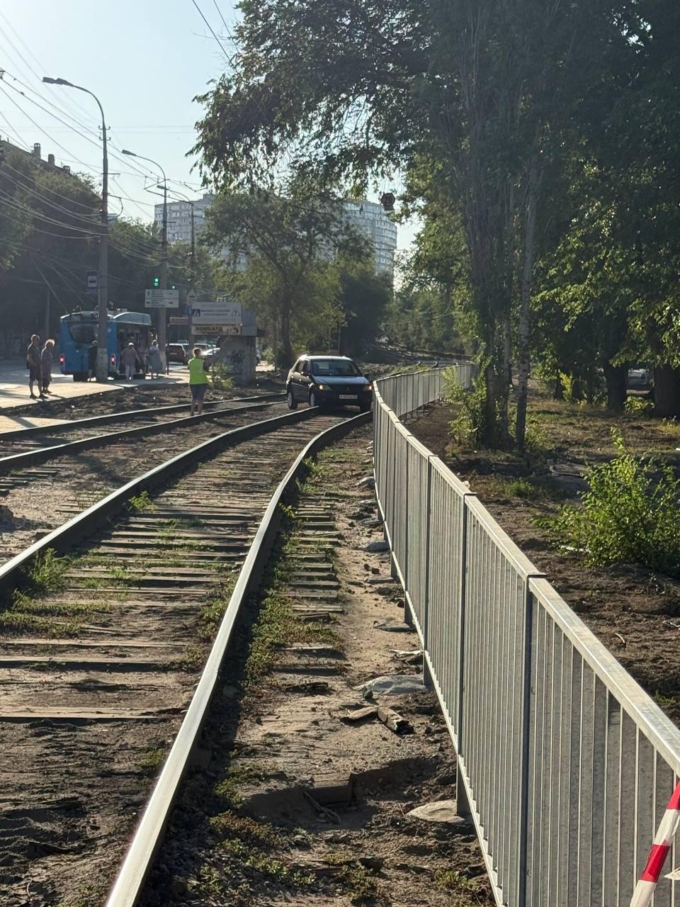 В Волгограде остановлено движение трамвая № 13 из-за вылетевшей на пути машины