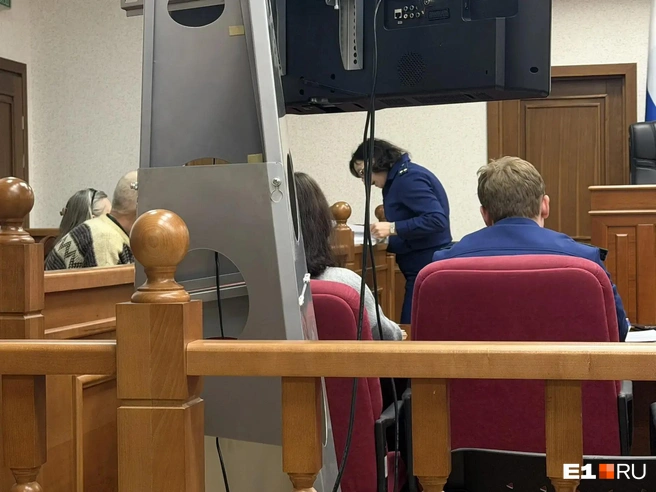 Суд проходит с участием присяжных. Прокурор знакомит их с материалами дела | Источник: Анастасия Якупова / E1.RU