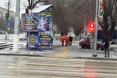 В Волгограде пешеходные дорожки начали обрабатывать реагентами