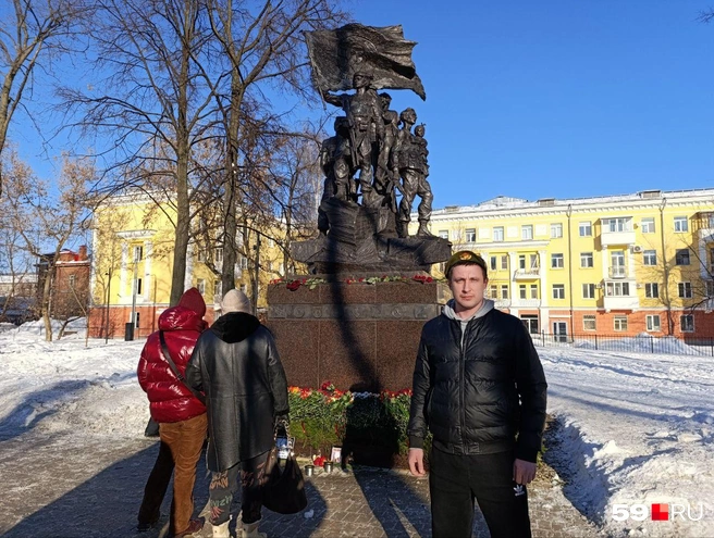 Алексей потерял обе ноги во время участия в СВО, но сейчас уверенно передвигается на протезах | Источник: Юлия Рожкова