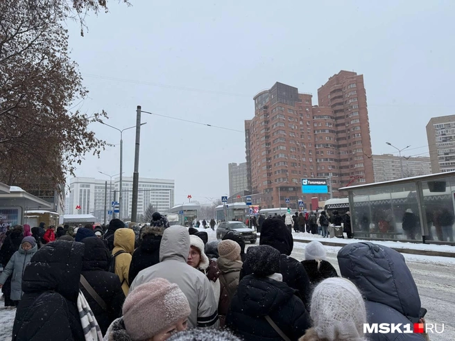 Люди вынуждены толпиться на остановках в ожидании общественного транспорта | Источник: читатель MSK1.RU