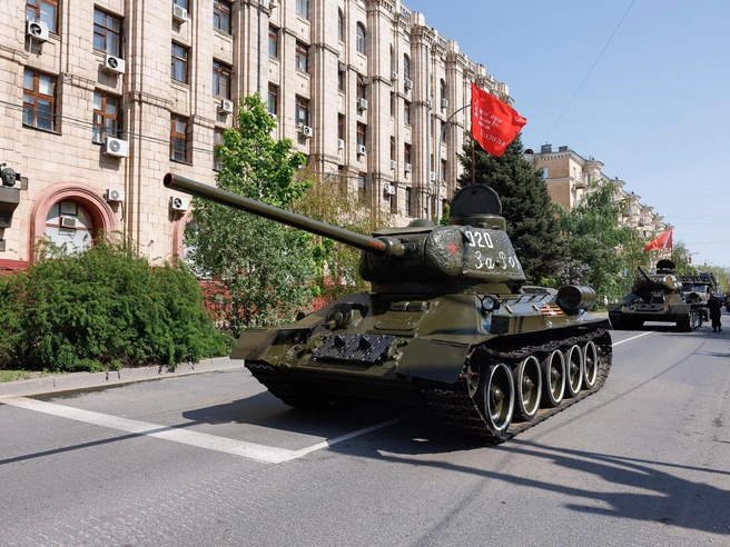 Техника из музея-заповедника ожидала выезда на площадь. | Источник: Алексей Волхонский / V1.RU