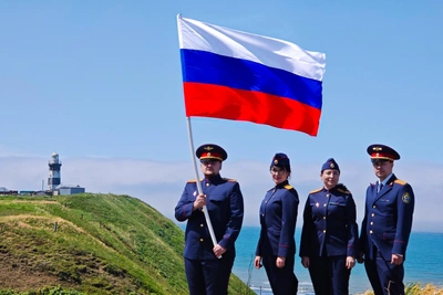 На маяке Лопатина подняли флаг России