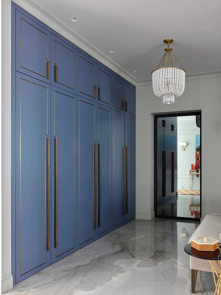 Люстра, Aerin Launder. Синий шкаф, «Новый интерьер» (корпус) и «Фурнитек» (латунь). | Источник: Сергей Ананьев. Стиль: Юлия Чеботарь