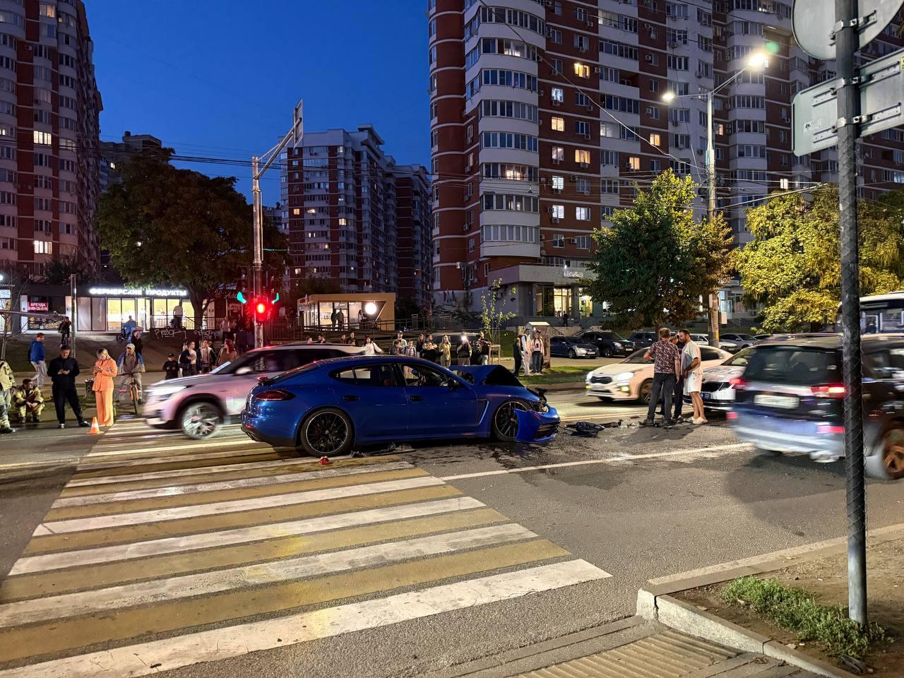 Виновник скрылся. Porsche на большой скорости врезался в Audi на светофоре в Краснодаре: фото