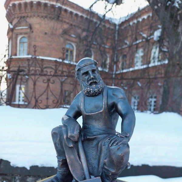 Плечистый кузнец словно на минутку присел отдохнуть | Источник: Кунгурский округ / Vk.com
