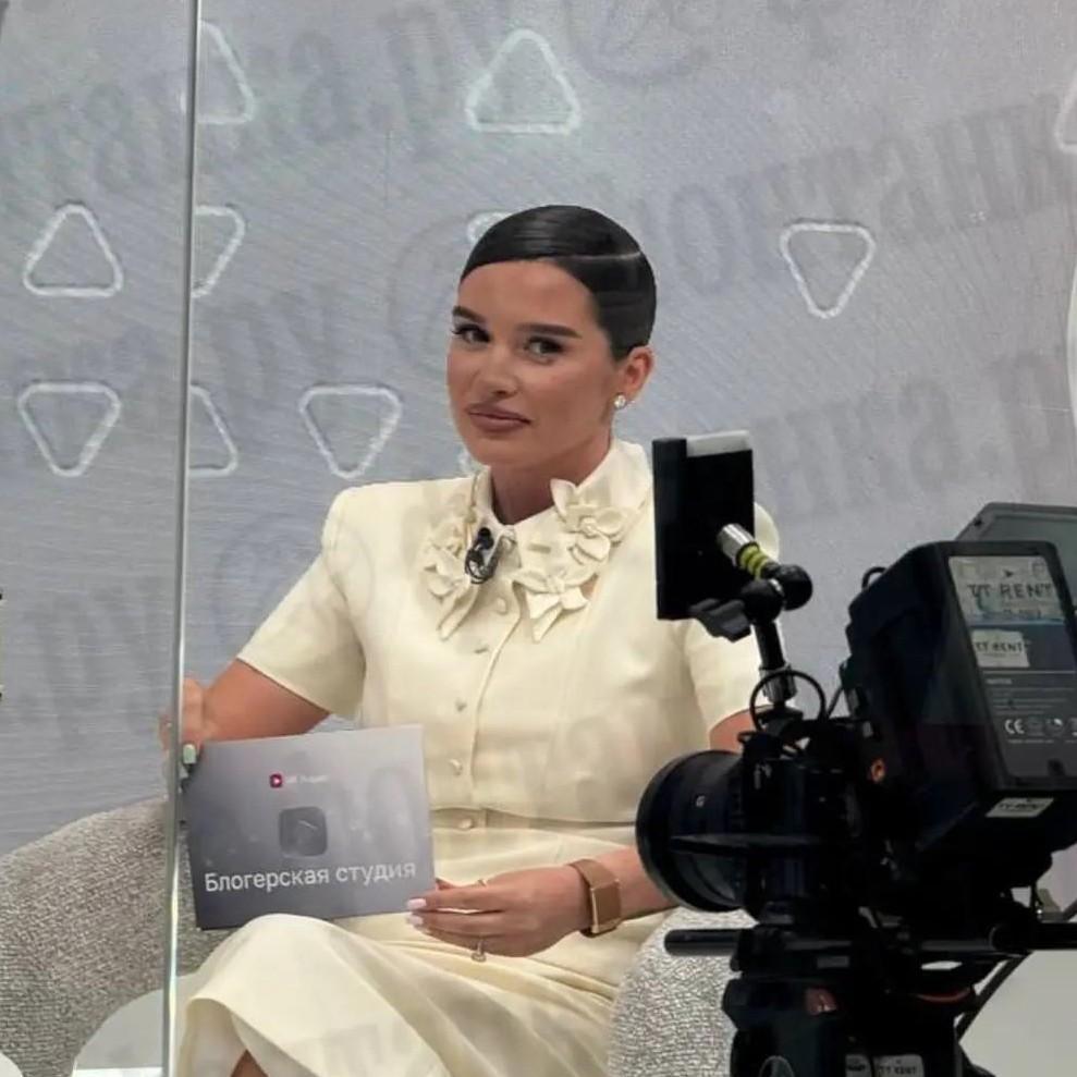 Школьница Собчак, строгая Бородина и деловая Хилькевич: звезды устроили белый дресс-код на ПМЭФ