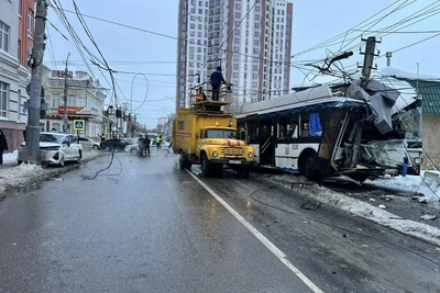 Столкновение кроссовера и троллейбуса в Энгельсе: восемь пострадавших