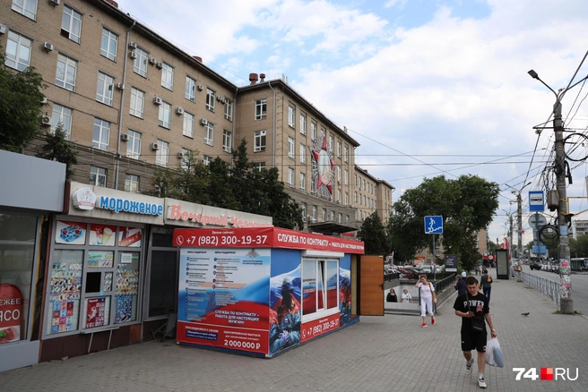 Один из первых киосков появился на остановке возле Теплотеха. Его поставили прямо перед закрытым «Вечерним Челябинском» | Источник: Наталья Лапцевич