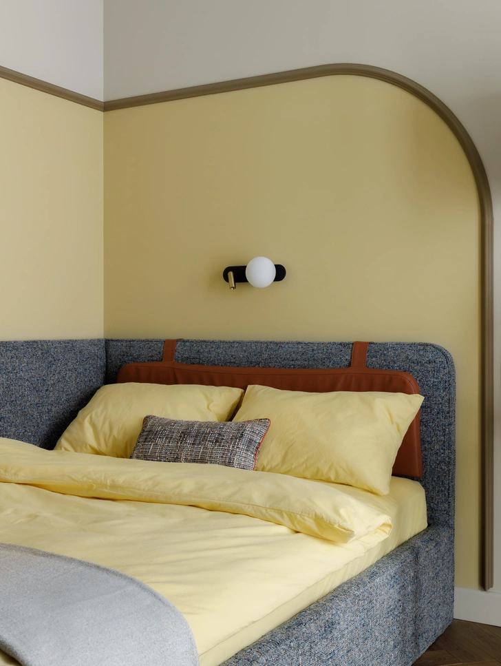 Краска Mons, Lanors. Лепнина, Orac Decor, Decomaster. Кровать выполнена на заказ по эскизам дизайнера. | Источник: Елизавета Гуровская. Стиль: Анна Стрижак