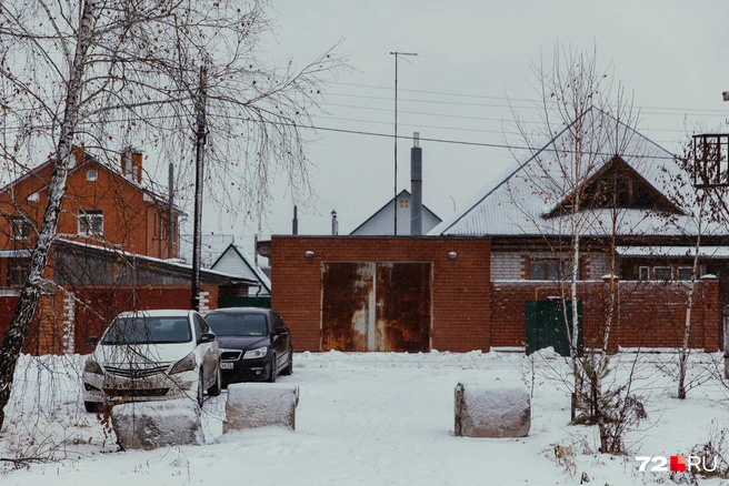 Чтобы новые соседи не ездили по тротуару, жителям коттеджей пришлось ставить блоки | Источник: Ирина Шарова / 72.RU