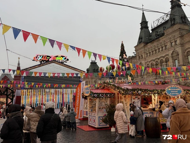 Хочется останавливаться, сидеть в кафе, пить глинтвейн и наблюдать за новогодней Москвой | Источник: 72.RU