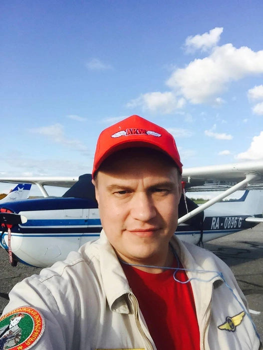 На заднем фоне&nbsp;— самолет Cessna 172. На нем Роман путешествовал по стране | Источник: Роман Плетнев / Личный архив