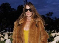 Железная или показная леди? Карла Бруни появилась на шоу Saint Laurent после ареста мужа Саркози