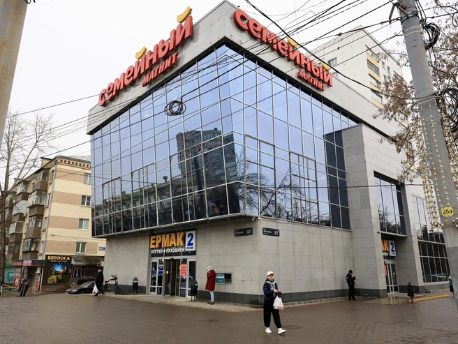 В составе лотов покупателям предлагались десятки объектов недвижимости, часть из которых арендуется федеральными арендаторами. | Источник: Михаил Шилкин