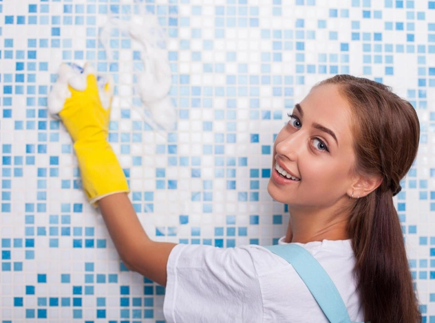 До блеска: секретный лайфхак очистки плитки, который покорил соцсети