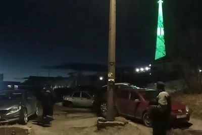 В Мурманске машины мешают энергетикам восстановить электричество