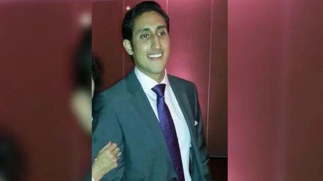 Ожидалось, что сегодняшнее заседание будет посвящено ходатайству Chirayu Rana о продолжении разбирательства анонимно под псевдонимом «John Doe». | Источник: Baruna Rana/Facebook